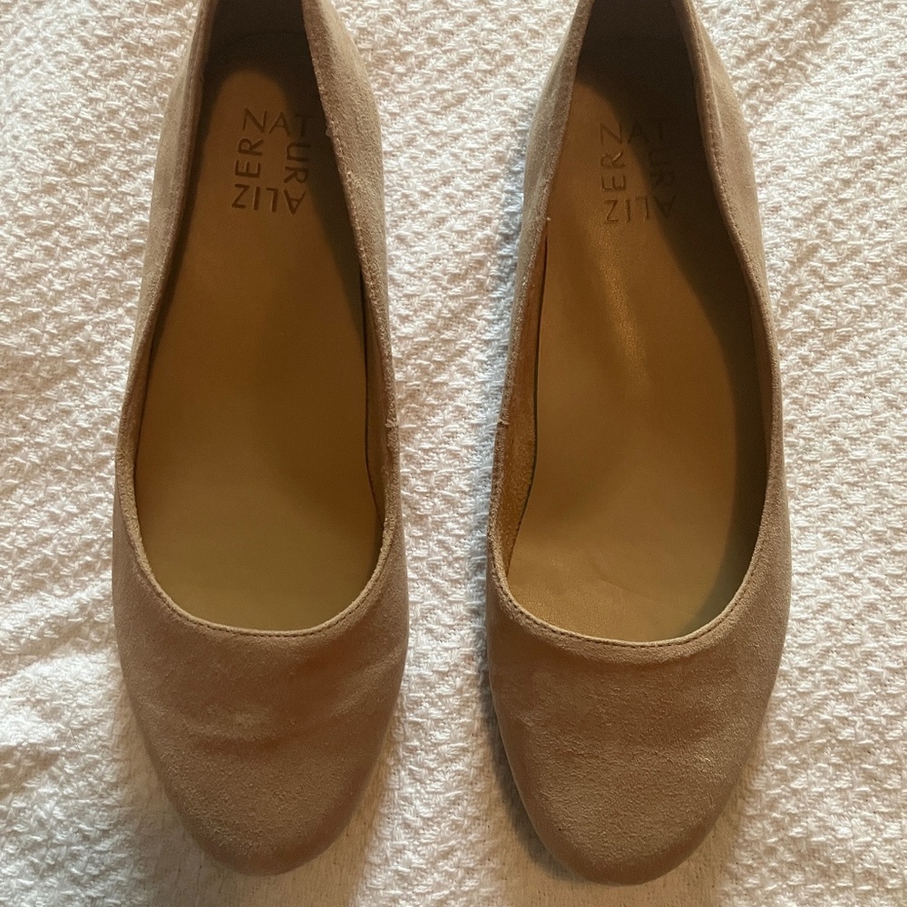 Naturalizer Maxwell ballet flat; beige suede; 8.5M